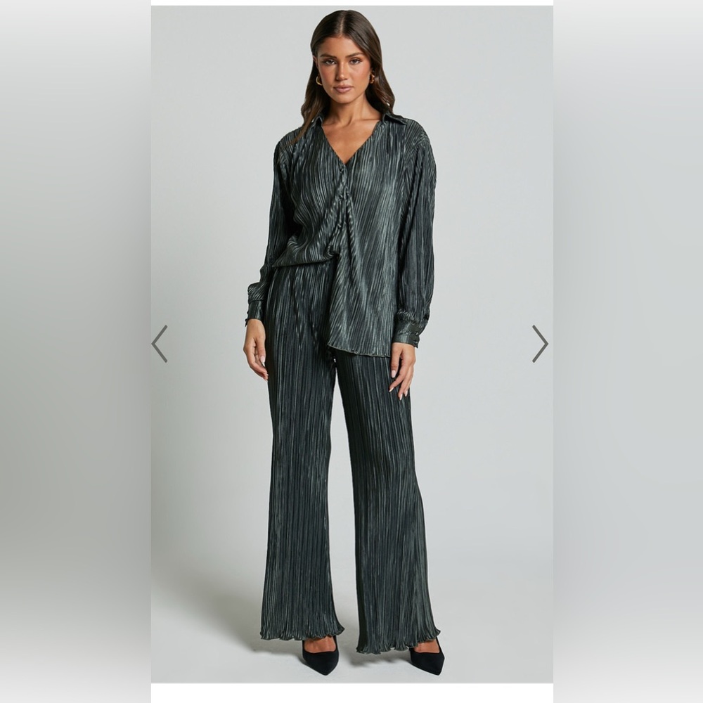 Showpo Beca Plisse Flared Pants - Olive